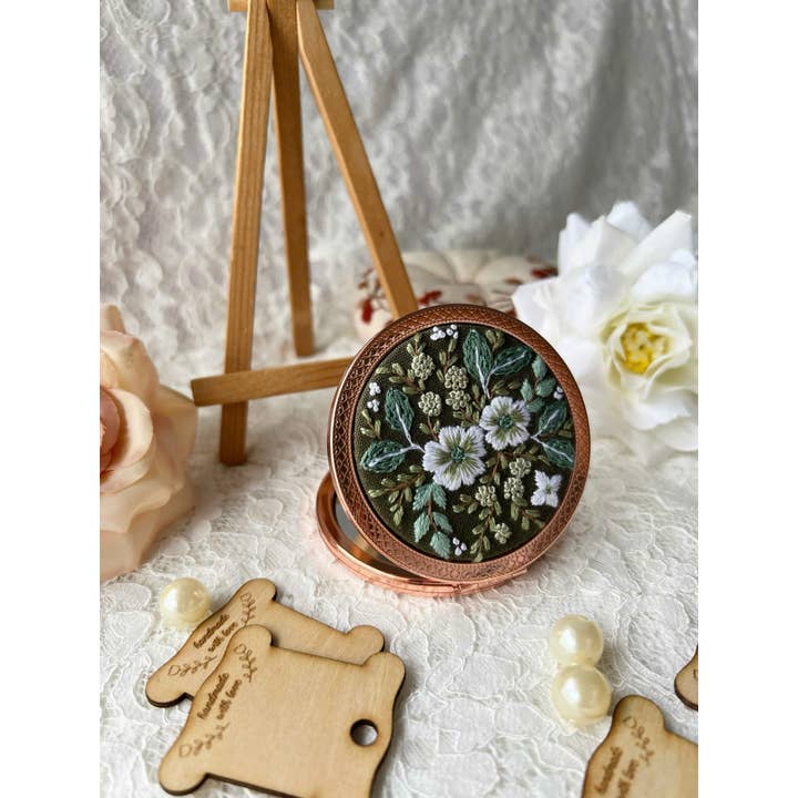 Maple Dream Store – Engroshandel Kompaktspejl – Lomme-spejl med vintage blomstermotiv, håndbroderet22