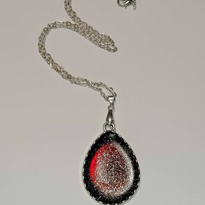 Glinsterende rode versiering voor wholesale door Blue Moon Bijoux