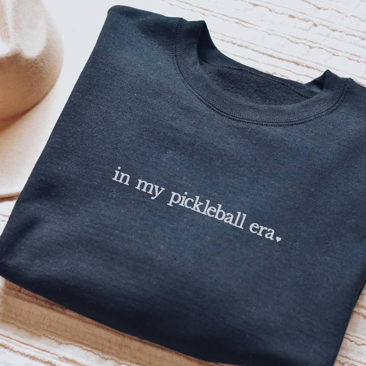 Besticktes "In My Pickleball Era" Sweatshirt Sommer-Crewneck für den Großhandel von P E T I T R U E