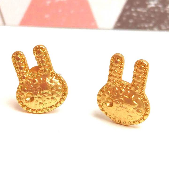 Studs loppkaniner guld hamrad mässing för wholesale av JUL ET FIL