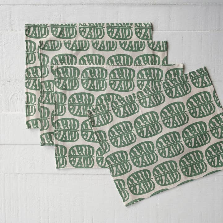 Tablett i duk - uppsättning av fyra, ekologiskt blommönster för wholesale av Rise Beyond the Reef