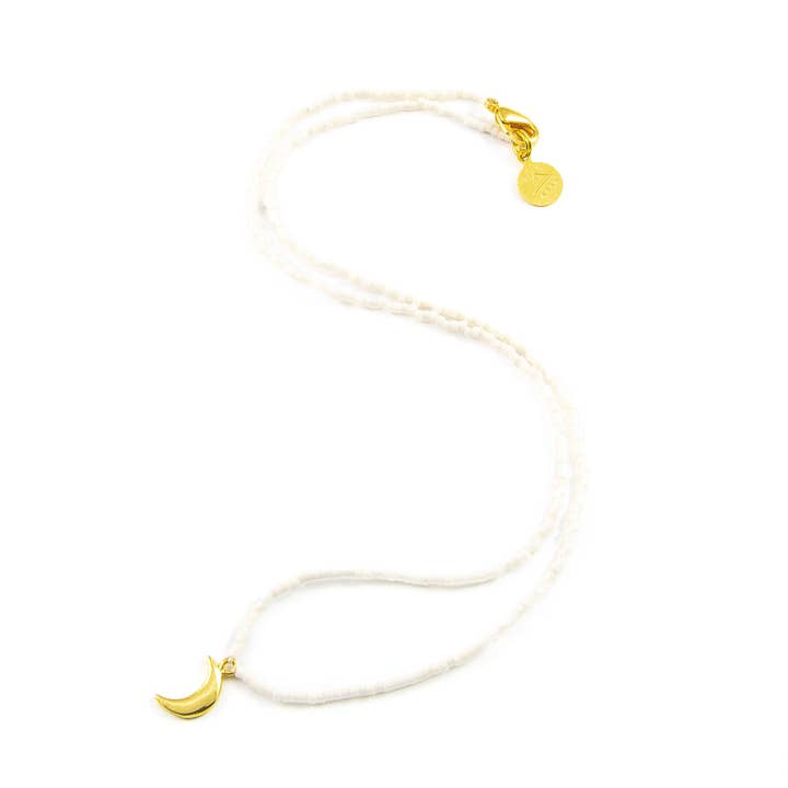 Collier à breloques minuscule lune crème pêche en or pour la vente par Nica Life