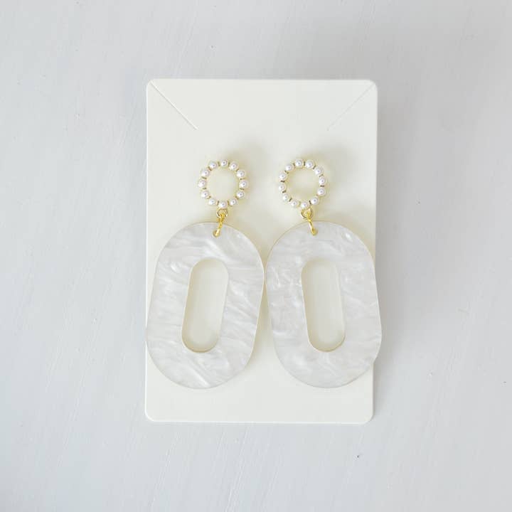 The Adorned Fox - Venta al por mayor Pendientes colgantes - Pendientes colgantes ovalados de perlas blancas para boda, pendientes acrílicos1