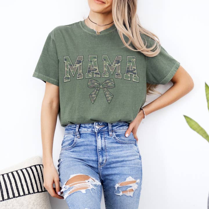 Camo Mama Grafik-T-Shirt für den Großhandel von The Purple Turtle