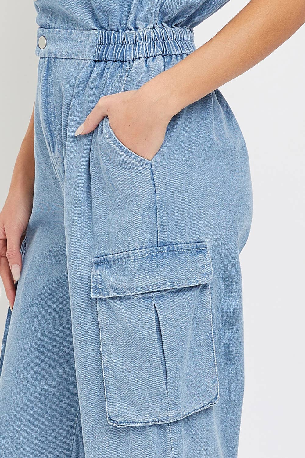 DENIM BLÅ DENIM CARGO JUMPSUIT I ÉT STYKKE for engroshandel på Faire6