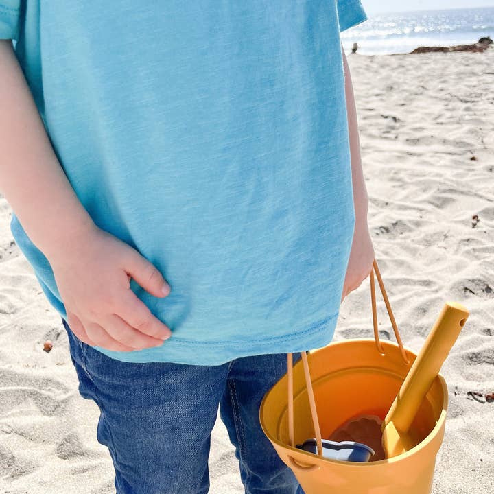The Organized Mommy Co - Vente Jouet de plage/piscine - Enfant et bébé - Seaux de plage en silicone avec accessoires de sable3
