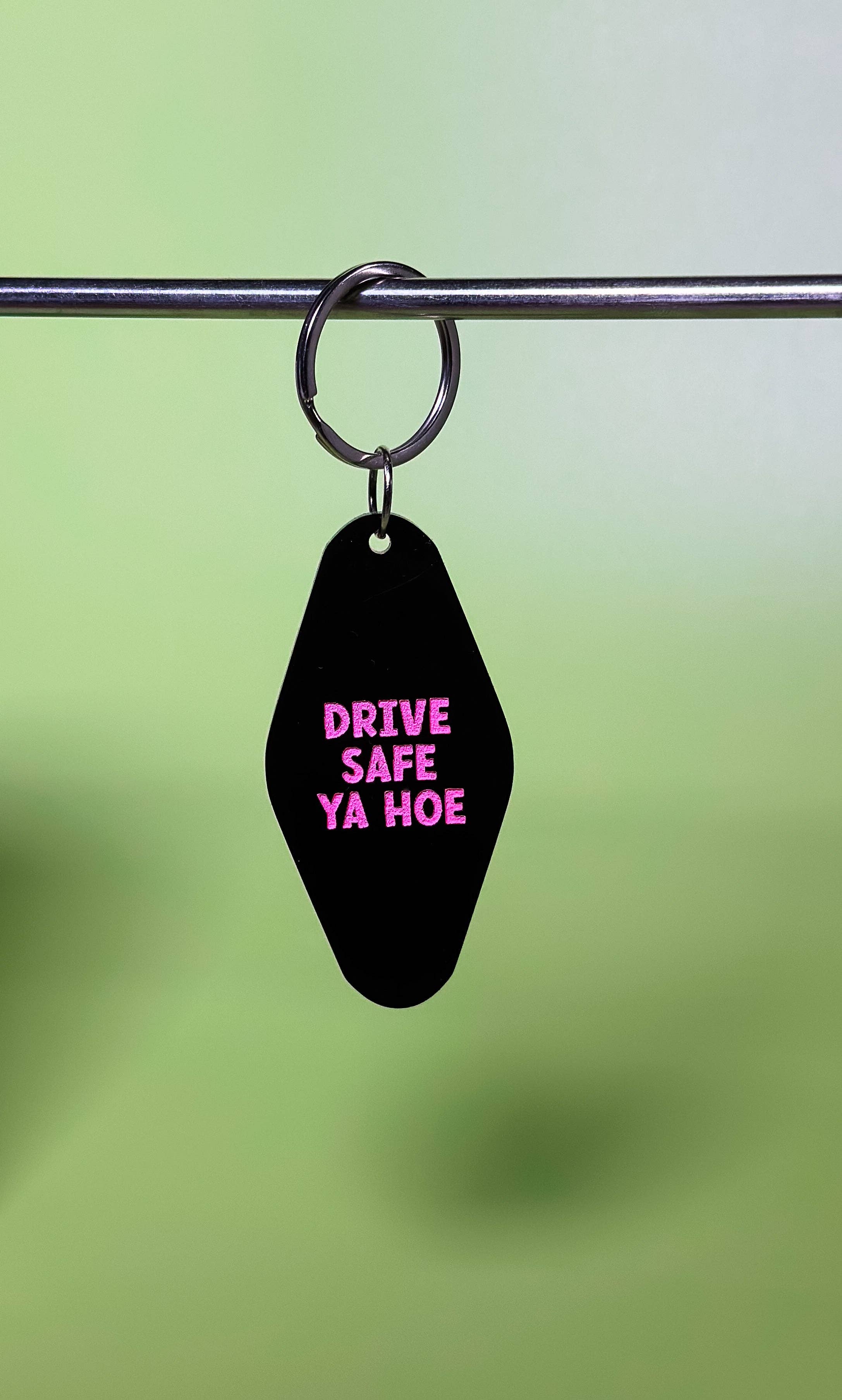 Erin Dayhaw – Engroshandel Nøglering - Unisex – Kør Sikkert Yah Hoe Nøglering - Sjov - Fræk - Voksen - Sassy - Ufiltreret - Sarkastisk - Relaterbar - Snerrende - Sweet 16 - Kørsel1