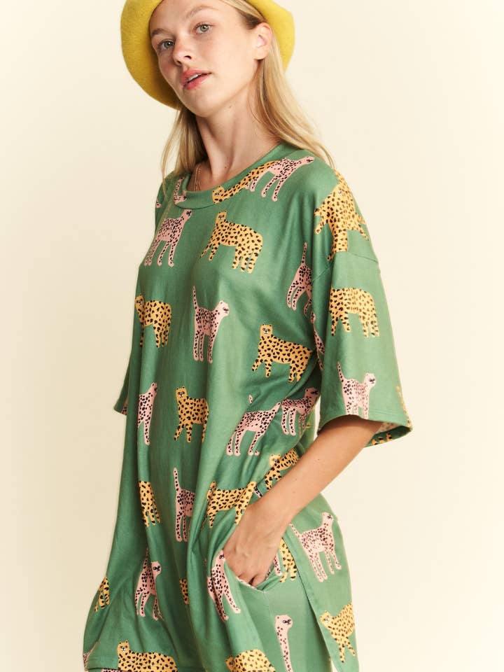 JADE BY JANE – Großhandel Loungewear-Set – Damen – Set aus Oberteil und Hose mit Gepardenmuster14