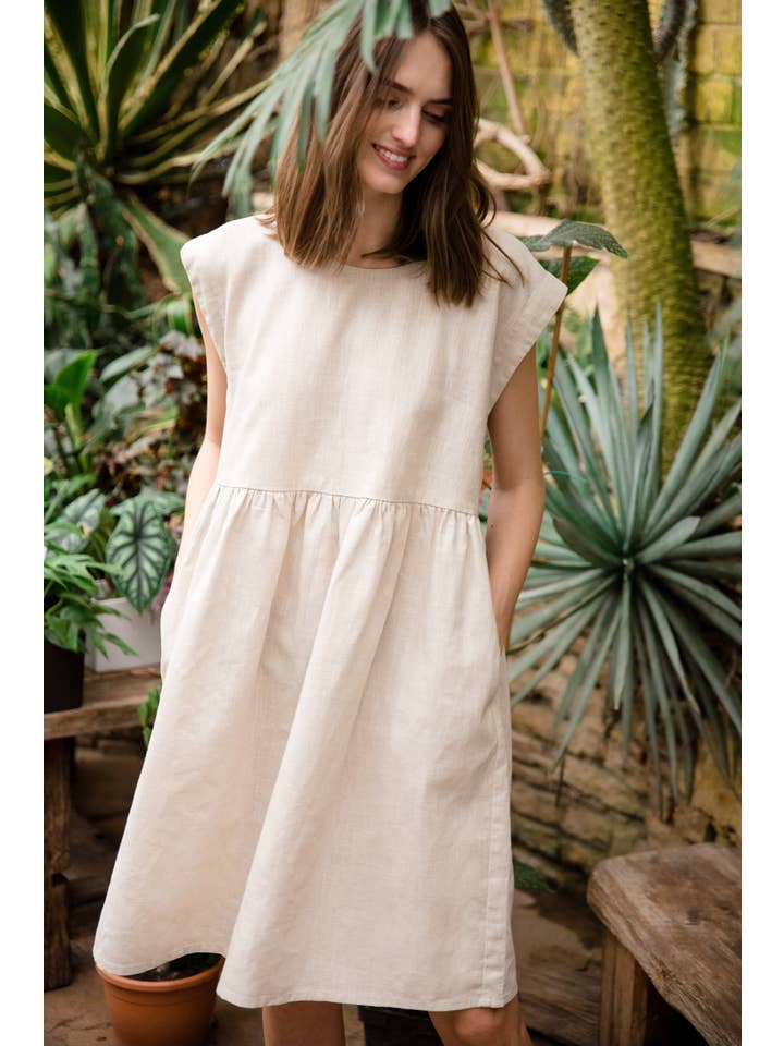 LeMuse – Engroshandel Kjole - Dame – Beige hørkjole fra Lemuse, linned smockkjole, løs midi3