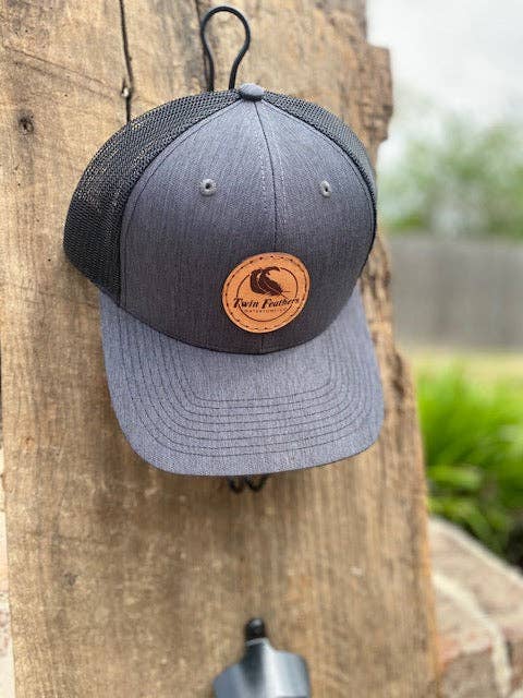 Trucker mit Aufnäher aus Leder in meliertem Anthrazitfarben/Schwarz für den Großhandel von Twin Feathers Outdoor Co