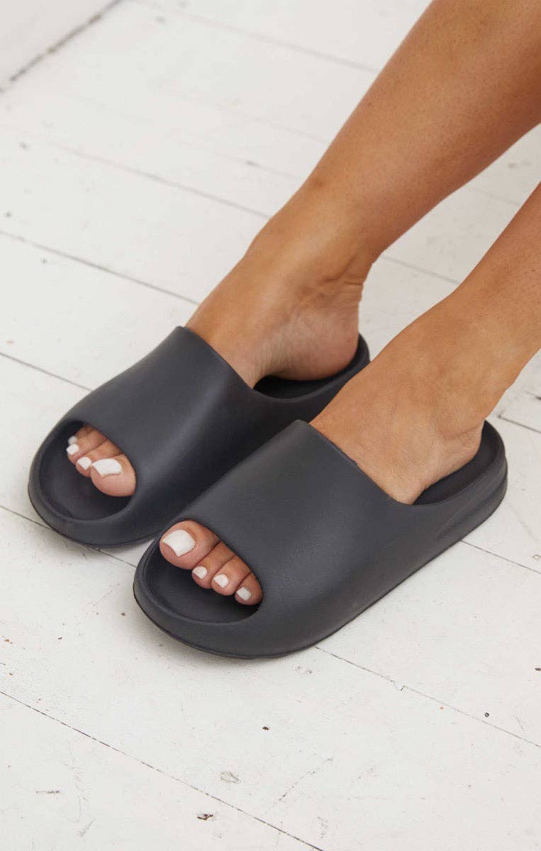 Femme Luxe – wholesale Slides – Women’s – Black Tread Detail Rubber Flatform Sliders - Marion3