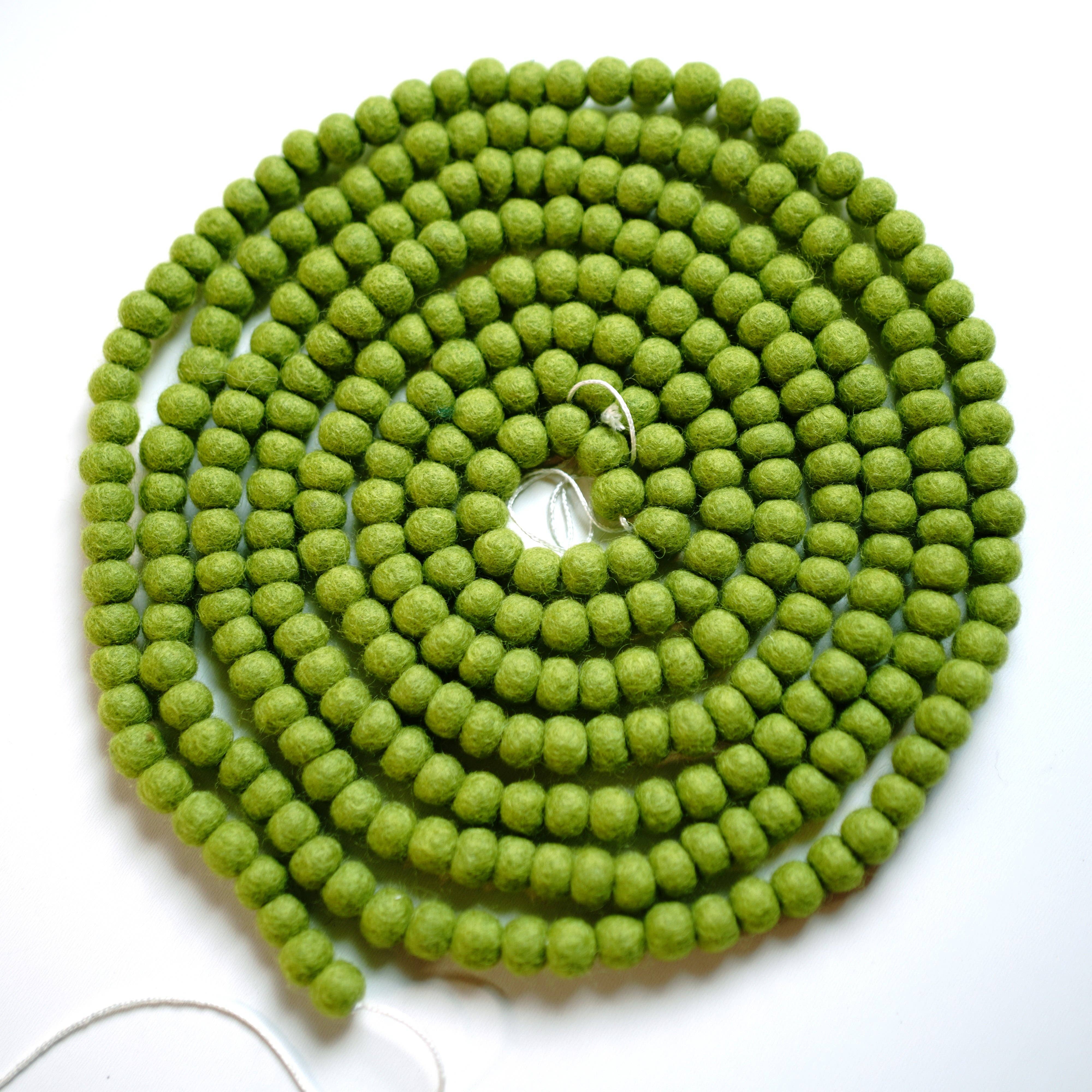 Decomod – wholesale Bunting/Krans – Mini filt bollslinga 1 cm bollar ca 300 bollar 3 meter lång5