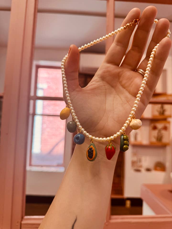 Collier à breloques en perles d'argile polymère fruits et légumes pour la vente par Watch Me Bloom