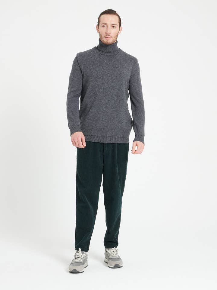 Men's V-neck cashmere sweater LUKE 9 for wholesale by STUDIO CASHMERE8