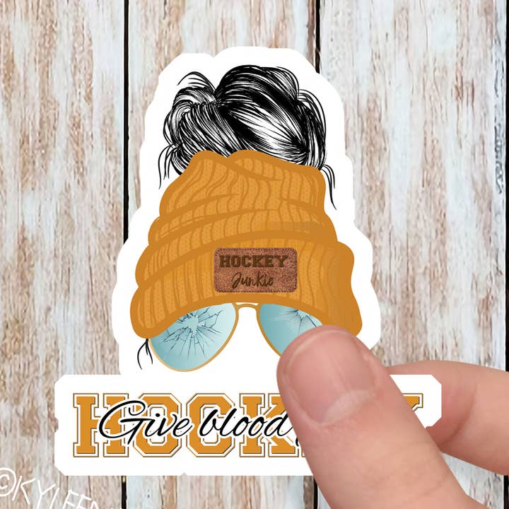 Autocollant Hockey Mom - Mustard découpé pour la vente par Kyleen Designs