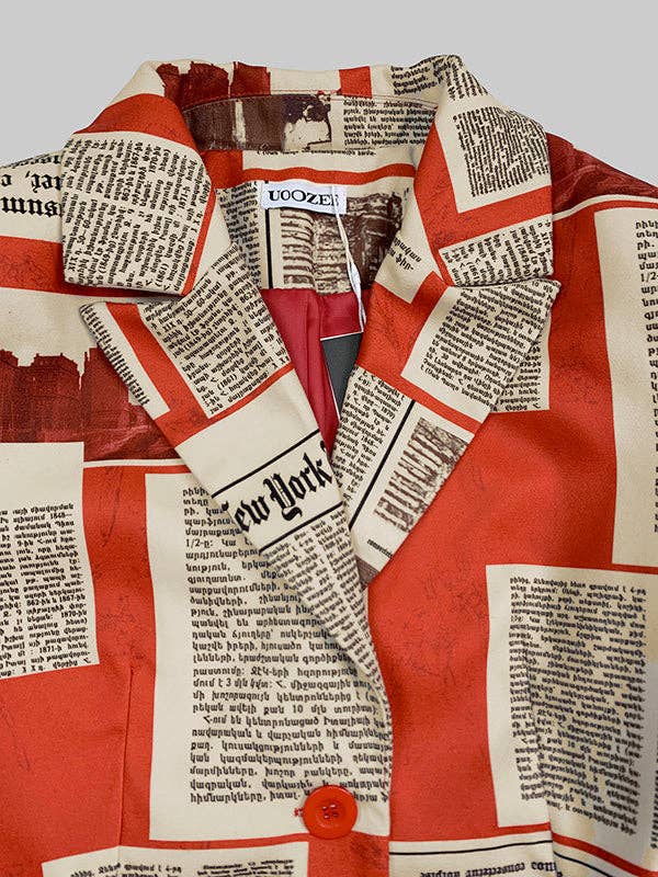 Sheer Trend - Wholesale Blazer - Dames - Loszittend blazer met lange mouwen, knopen, krantenprint, zakken en gespleten details met reverskraag10