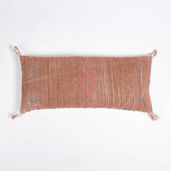Housse de coussin lombaire Terra brodée pour la vente par IndieRoots