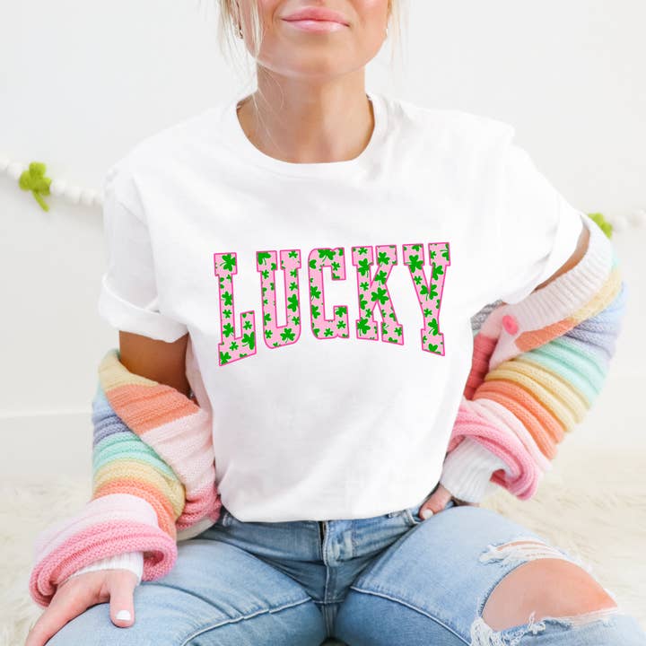 T-shirt graphique pour femmes de la Saint-Patrick chanceuse pour la vente par Simply Southern Tee's and Tumblers LLC