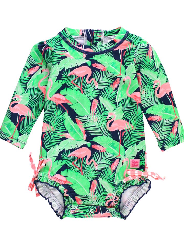 Bañador de una pieza con manga larga para niñas pequeñas "Flamingo Frenzy" con volantes traseros característicos. para venta al por mayor de RuffleButts + RuggedButts