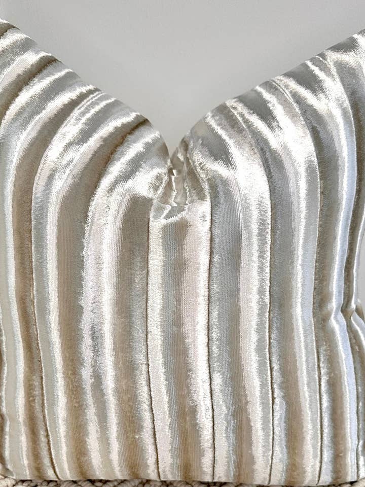 El Cojín de Alta Costura - El Champagne Brioni - Estilo N.º 215 para venta al por mayor de The Couture Cushion