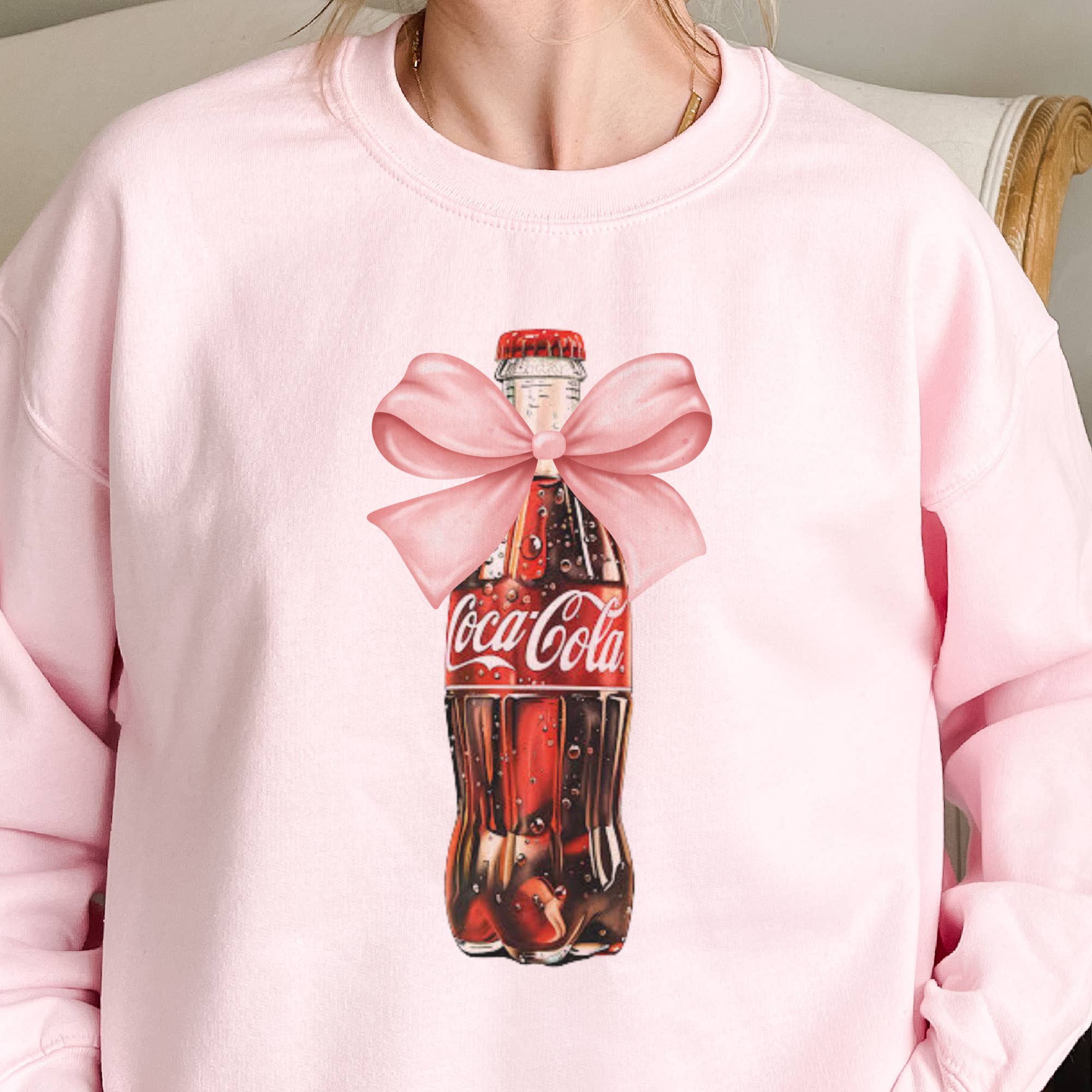 Par.tees by Party On! – wholesale Sweatshirt med tryck - Dam – Coke Soda Girly Coca Cola Rosa Rosett Retro Grafisk Sweatshirt1