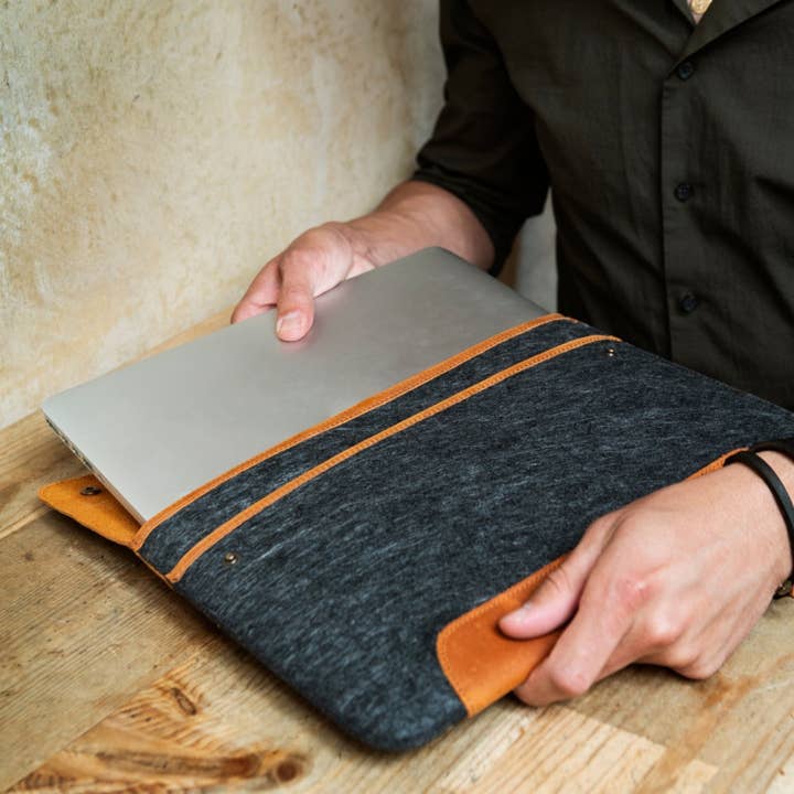 Londo - Wholesale Laptop/tablet case – Unisex - MegaGear Fine Leather and Fleece Sleeve Bag for MacBook Pro,14