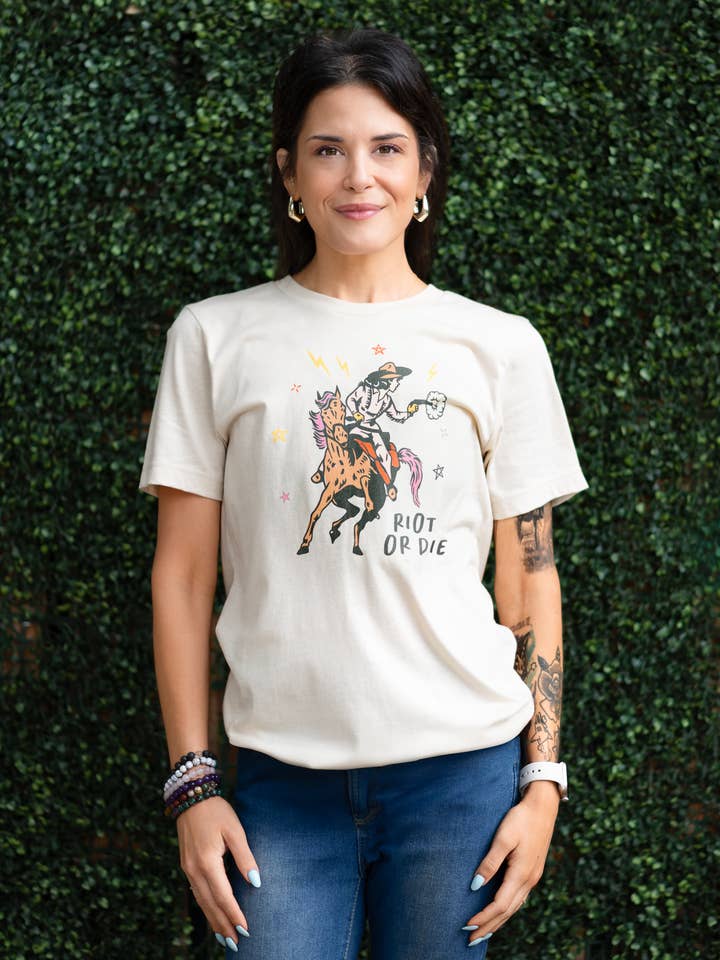 Maglietta a colori "Riot or Die" della Girl Riot Society - Vendita all'ingrosso per la vendita all'ingrosso da parte di Girl Riot Society by Mosaic Makers Co