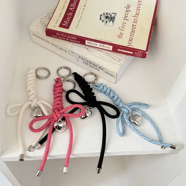 MOND HAUS - Venta al por mayor Llavero - Mujer - Orson Llavero | Encanto trenzado de cuerda con colgante de corazón