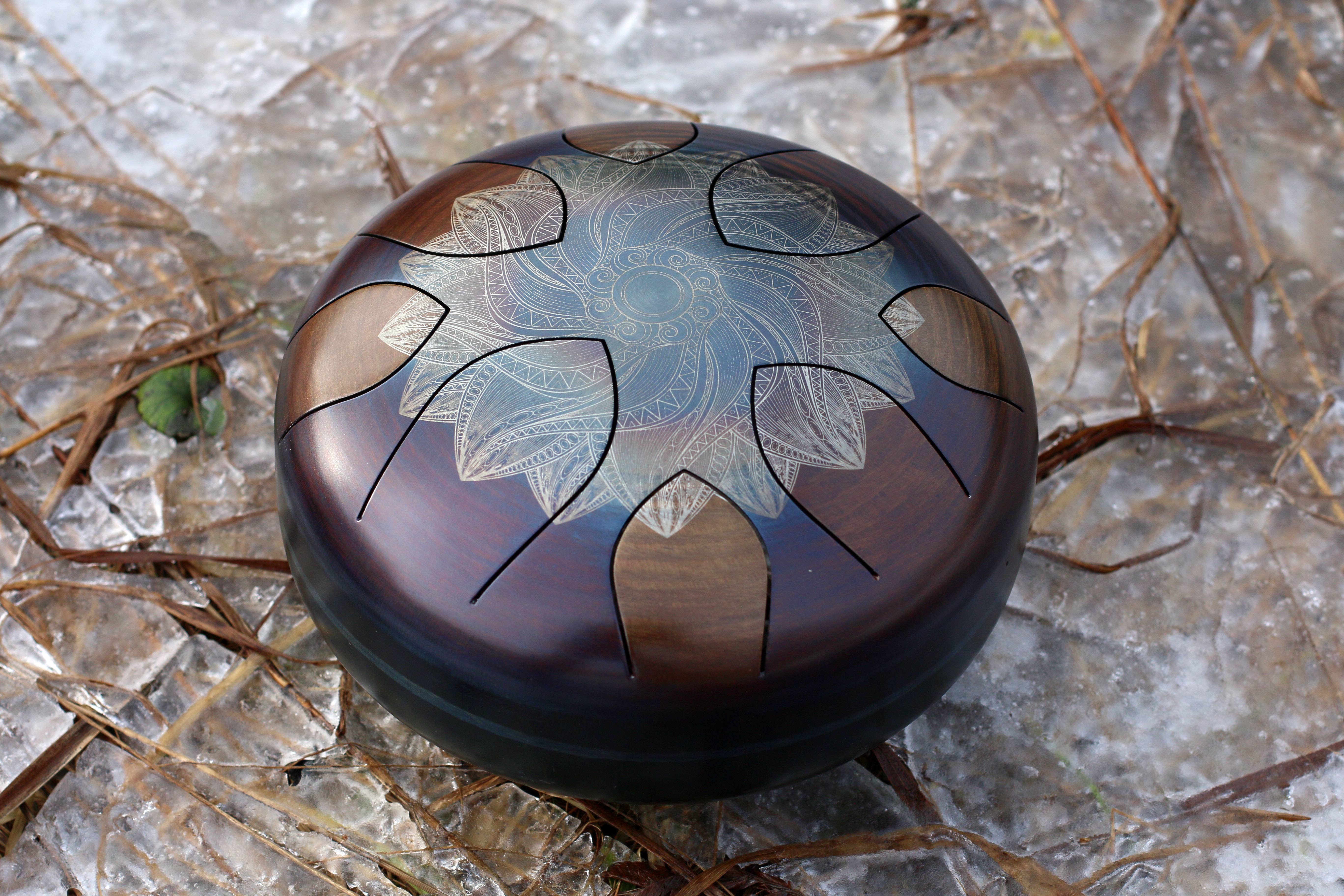 Sound Nest - Vente Instruments de musique - Tambour à main gravé 22 cm avec son profond pentatonique3