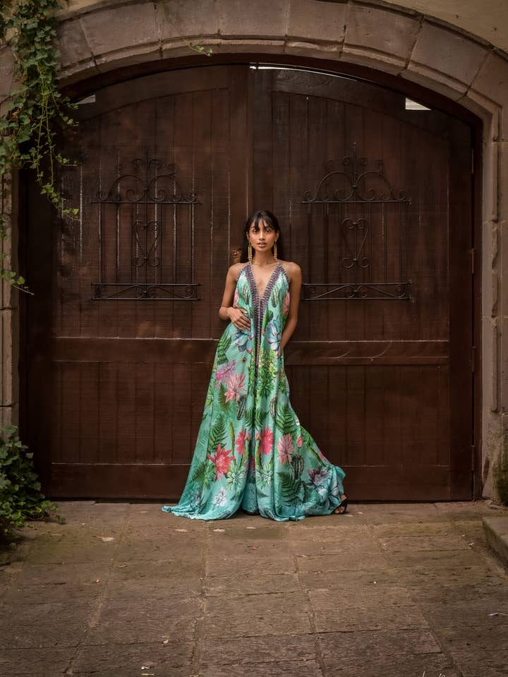 Grün bedrucktes rückenfreies Maxikleid für den Großhandel von Designz by Raga