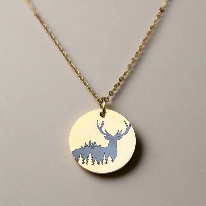 Halskette mit Hirsch und Bäumen - Edelstahl für den Großhandel von Arthousefern