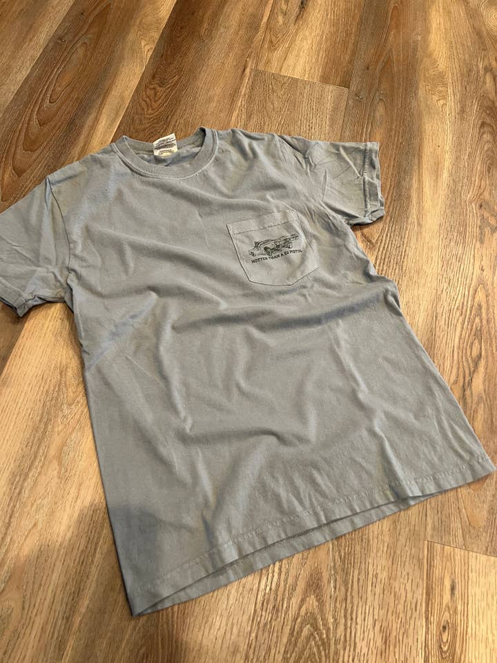 Più caldo di una maglietta con tasca da $2. per la vendita all'ingrosso da parte di SRM Custom Art & Design