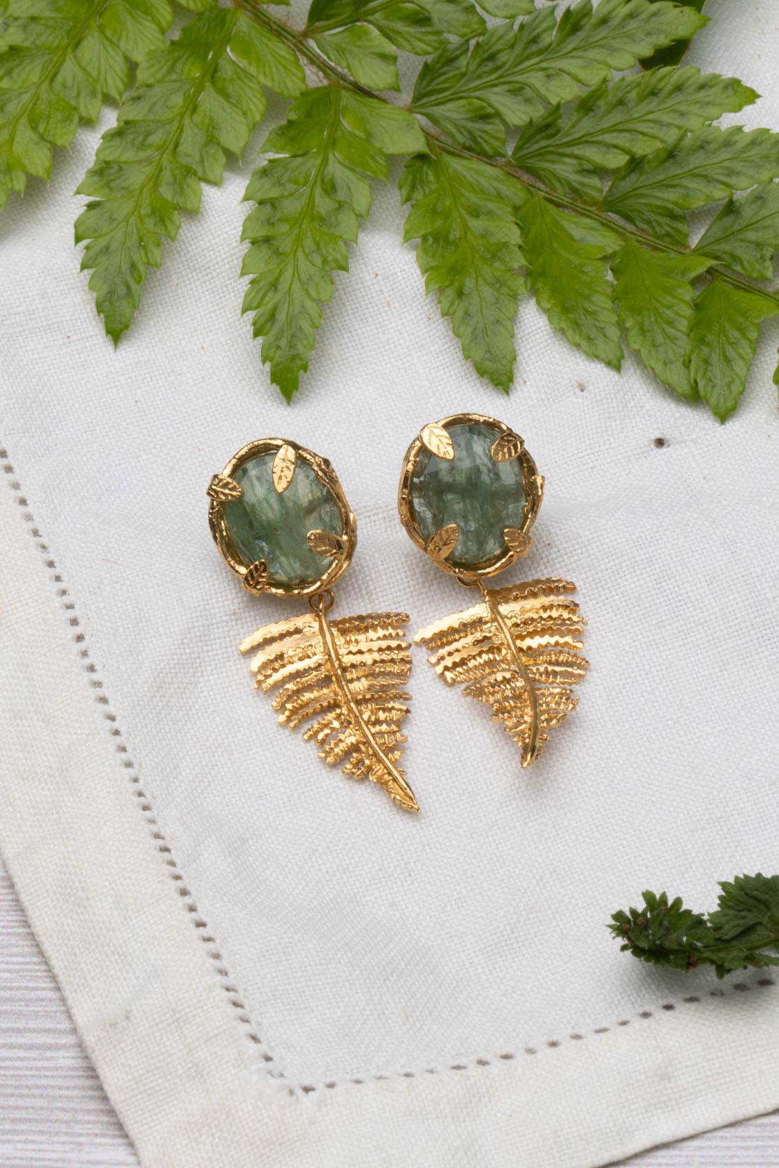 Amanda Coleman Jewelry – Großhandel Ohrhänger – Botanische Nest-Ohrringe mit Farnanhänger und Labradorit-, Rubin- oder Kyanit-Edelstein14