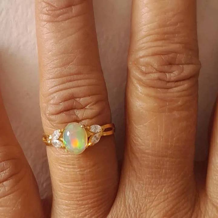 Ovalskuren opal och moissanit vridningsring för wholesale av GEMPARA