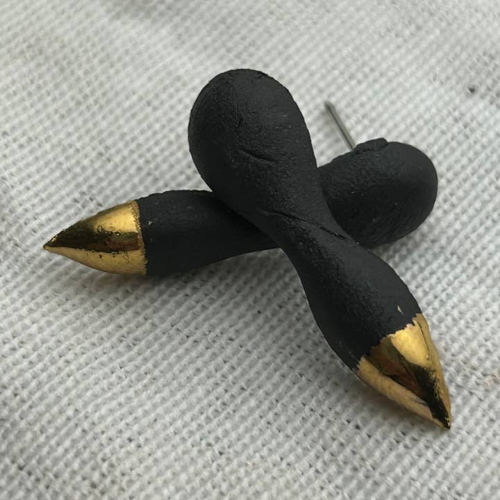 Boucle d'oreille à pointes noire et dorée faite main pour la vente par Nala Studio