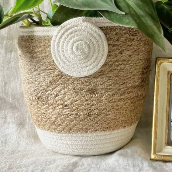 Pot de fleurs blanc chaud et corde de jute pour la vente par Artwork by Sandra Naufal