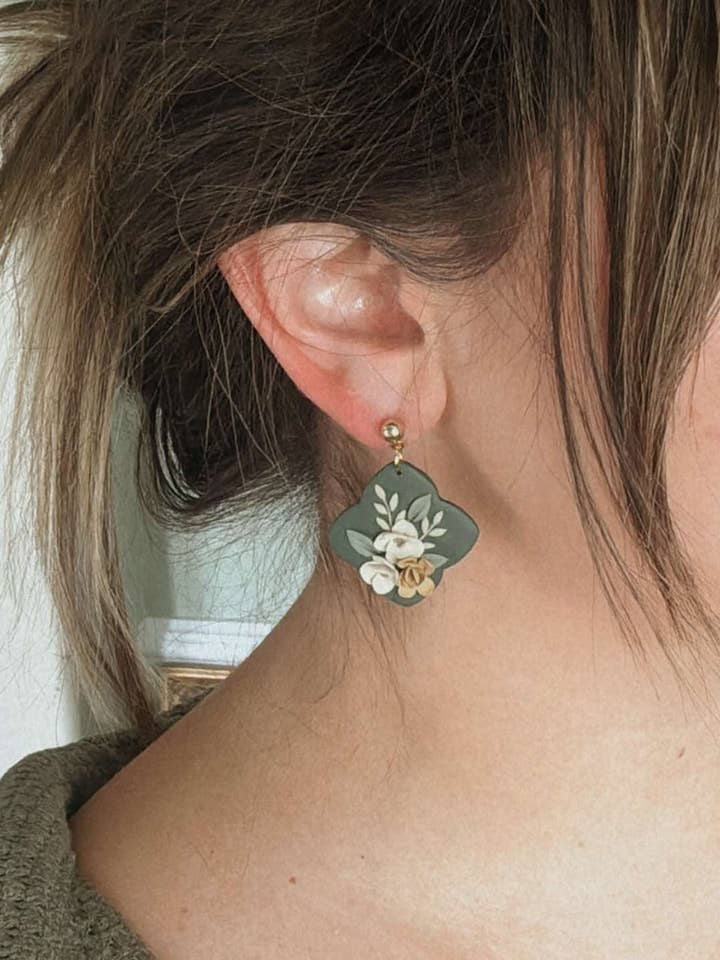 Smaragdgrøn Blomstret Dingleørering for engroshandel hos Aurora Boheme