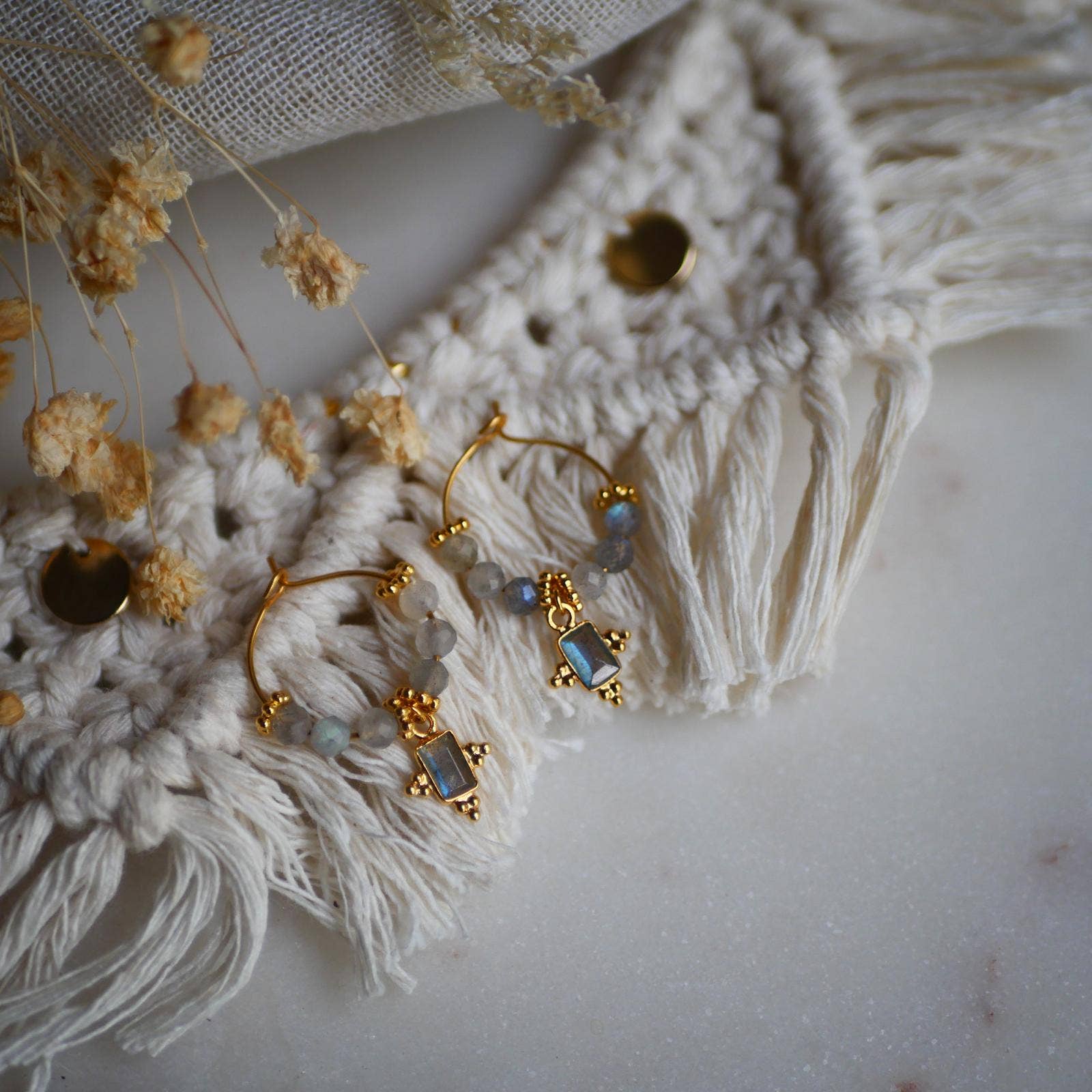 GINANDGER – Großhandel Hoops – Creolen mit Labradorit und goldenen Anhängern, 20 mm – GINANDGER1