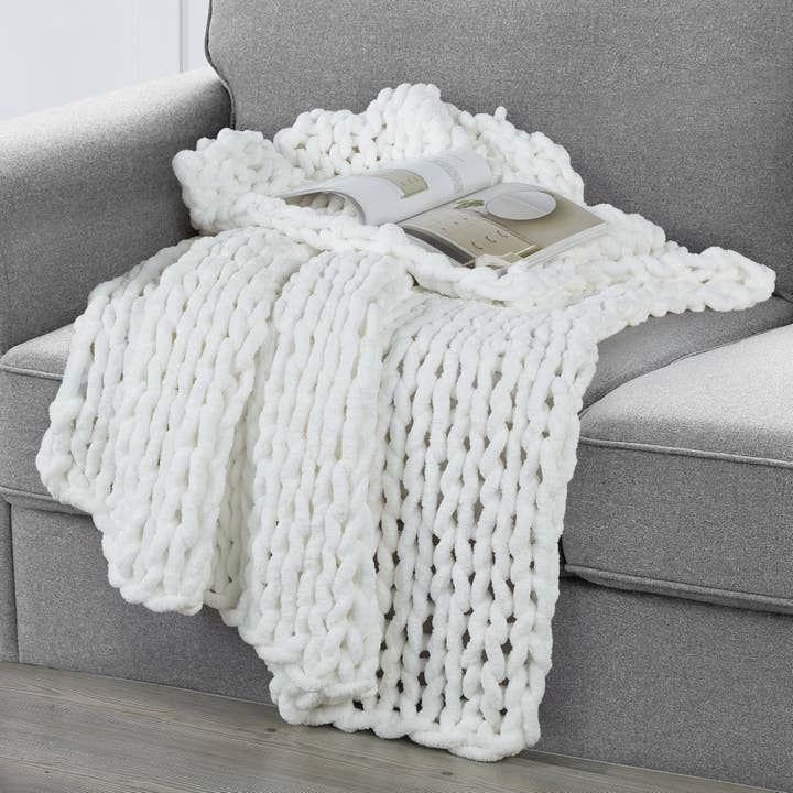 Bed Bath Fashions - Wholesale Throw Blanket - Kathy Ireland Chunky Chenille Plush Throw - 50" x 60"