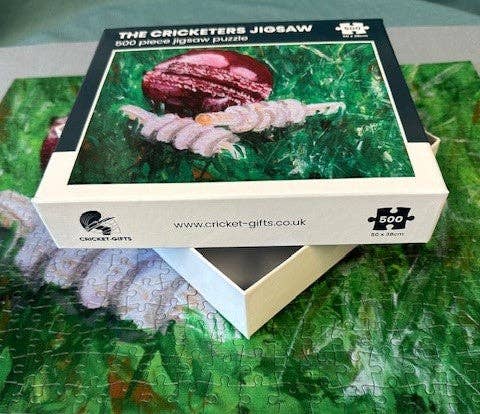 SPORTGIFTZ – Engroshandel Puslespil - Voksen – CRICKET-GAVER - 500-brikkers puslespil | Cricketbold & Bails | Bæredygtigt design fra Storbritannien | Genbrugsmaterialer | 50 cm x 38 cm1