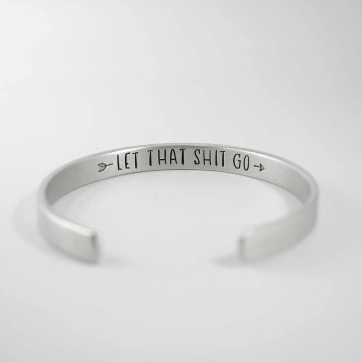 Bracelete “Deixe que a merda” - Escolha de alumínio puro, aço inoxidável, cobre, latão ou prata de lei por atacado de Completely Hammered