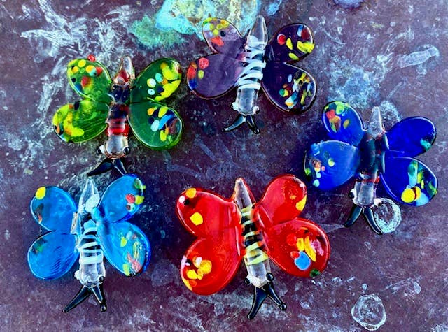 SHOPGIVECOURAGE - Wholesale Decorative Figurine - Glass Butterfly Sitter Collectible Figurine - Large1