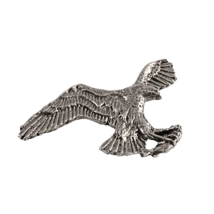 Spilla da bavero in peltro per uccelli con trota in artigli B058 per la vendita all'ingrosso da parte di Creative Pewter Designs