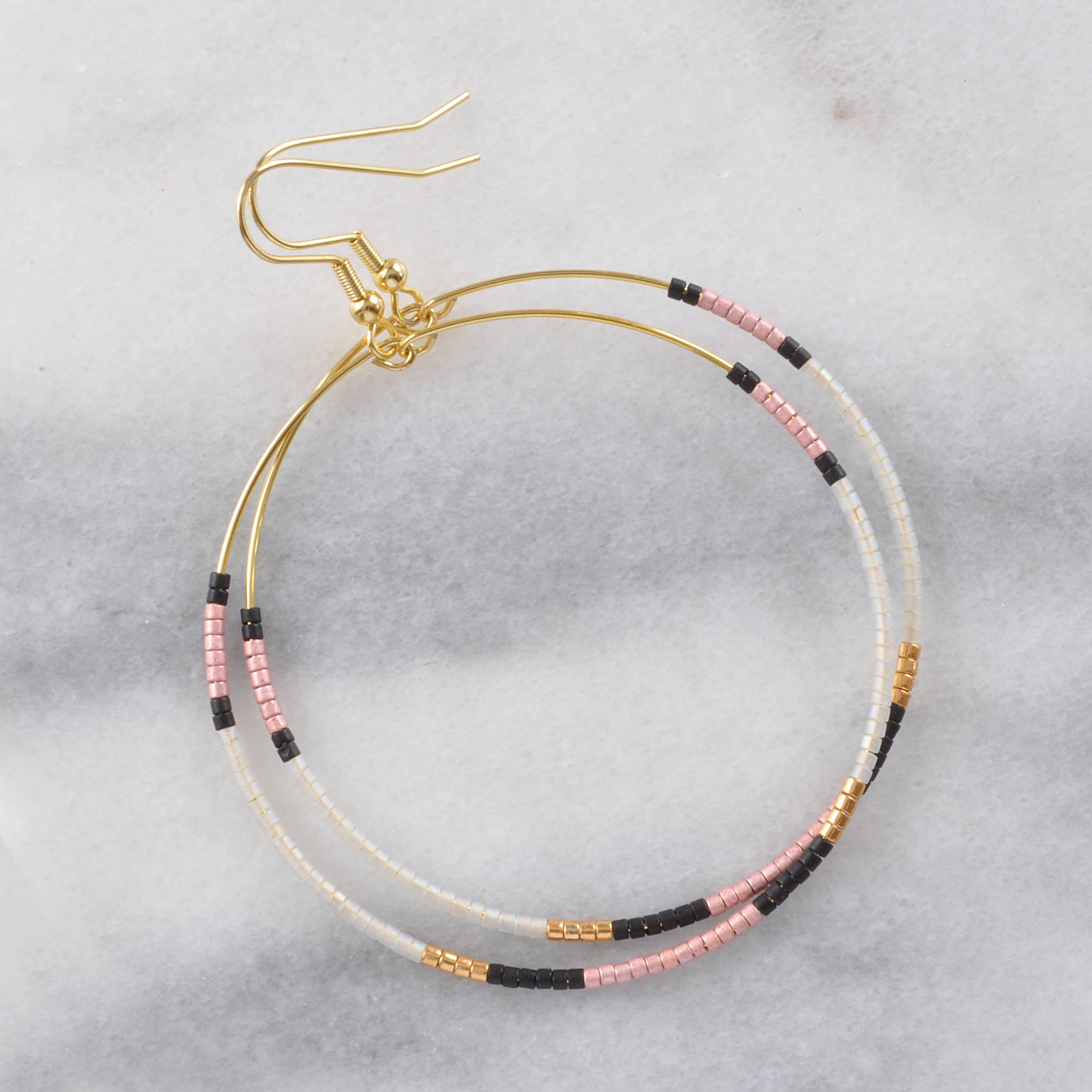 Libby & Smee – wholesale Hängande örhängen – Stora guldpärlformade dinglande hoopörhängen30