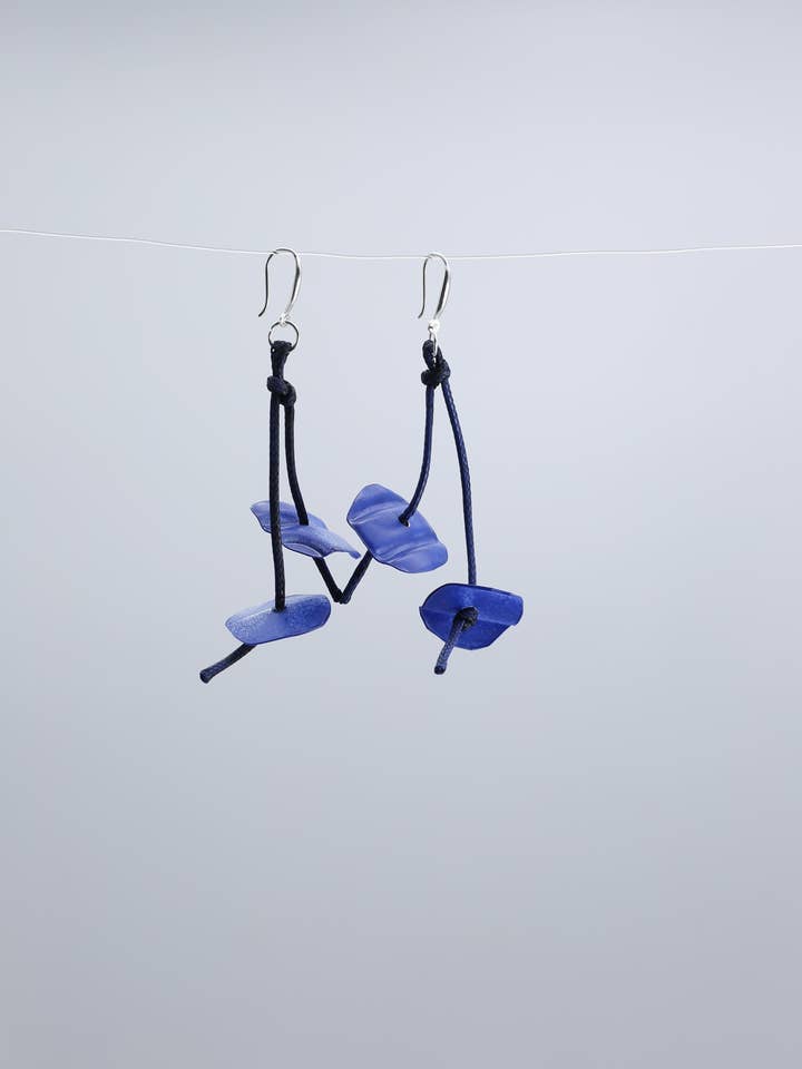 Orecchini in plastica riciclata, a forma di ninfea, dipinti per la vendita all'ingrosso da parte di Jianhui London