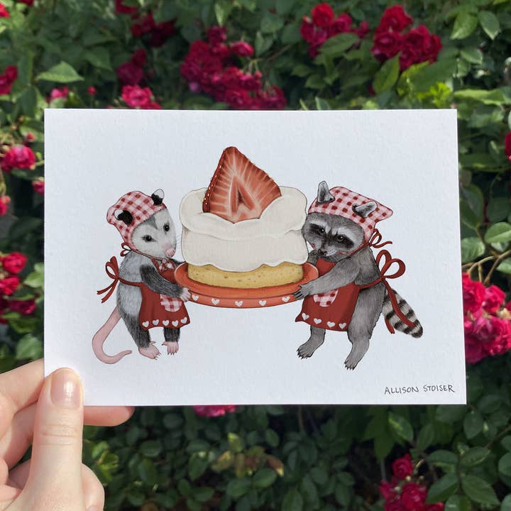 Impression artistique de créatures de gâteau aux fraises Opossum + Raton laveur (5"x7") pour la vente par Allison Stoiser Art