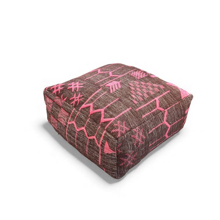 Coussin de sol - Ligne colorée - Édition Fuchsia I pour la vente par LEY!