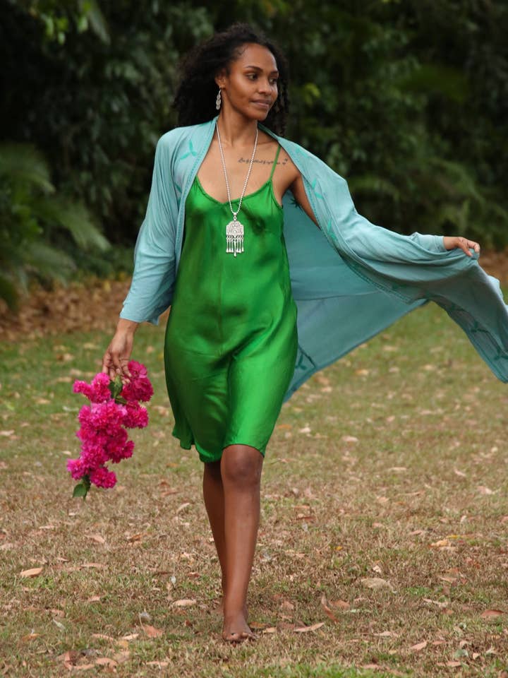 Kimono lungo turchese Stevie con ricamo per la vendita all'ingrosso da parte di TABOO FASHION