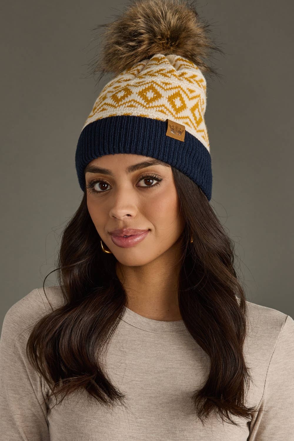 Panache Apparel Co. - Wholesale Beanie - Dames - Crème, Mosterd & Marineblauw Patroon Pom Muts0