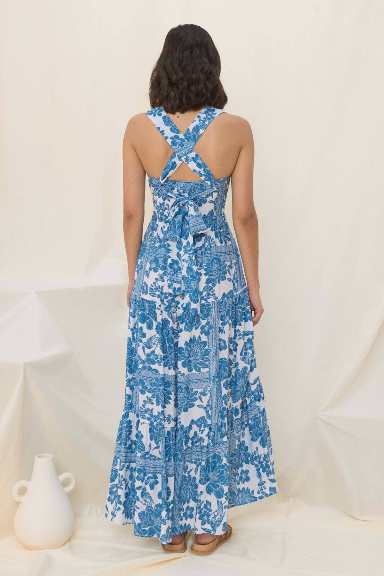 Rosa Clothing - Vente Robe – femme - Robe midi évasée à volants florale bleu bohème avec nœud à l'arrière2
